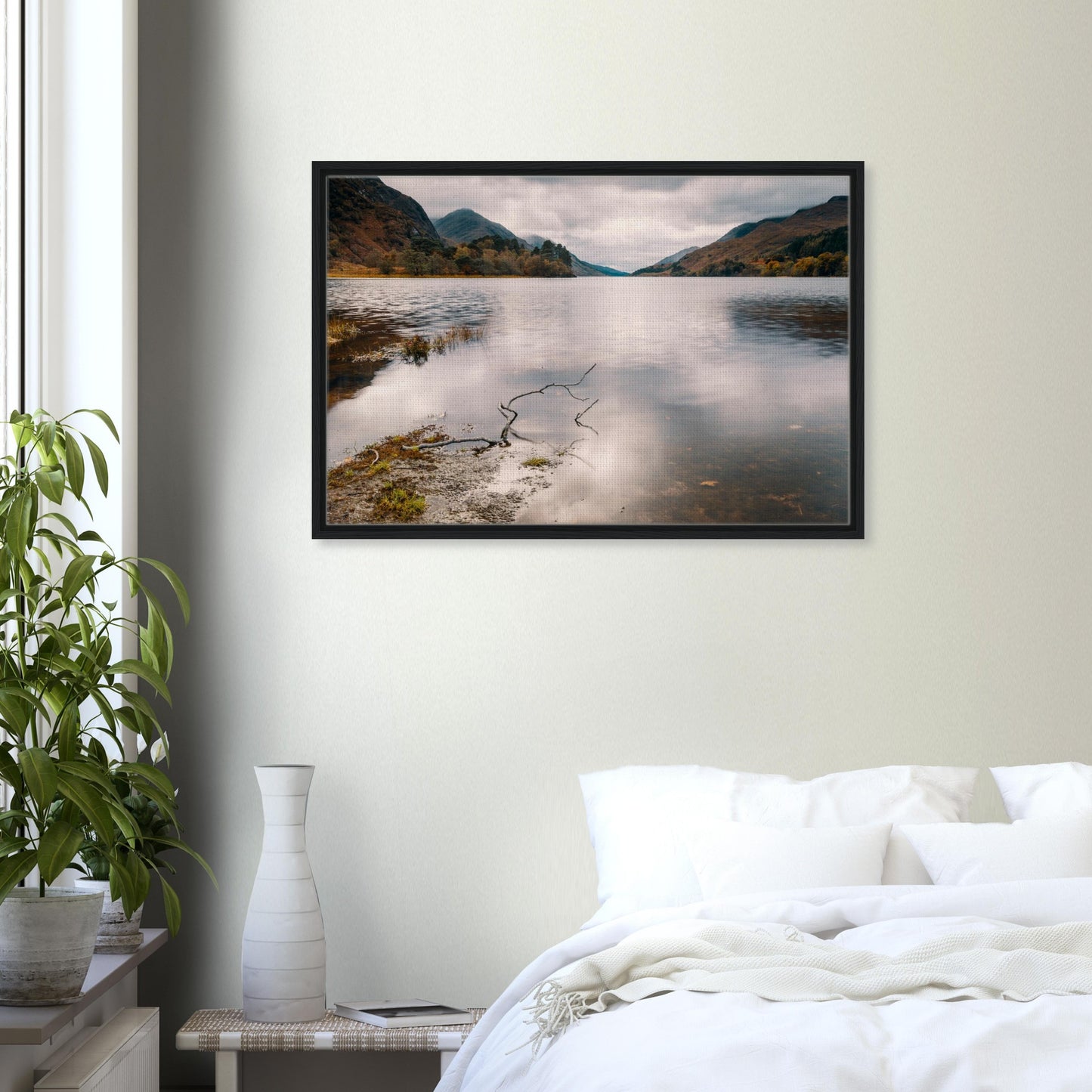 Reflective Scottish scenery framed wall décor